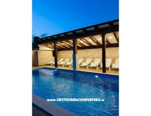 Villa Robert 2 s bazénom Cesarica