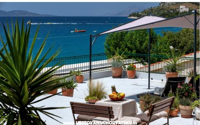 Beachfront Apartmán NIVES - ubytovanie Tučepi Chorvátsko